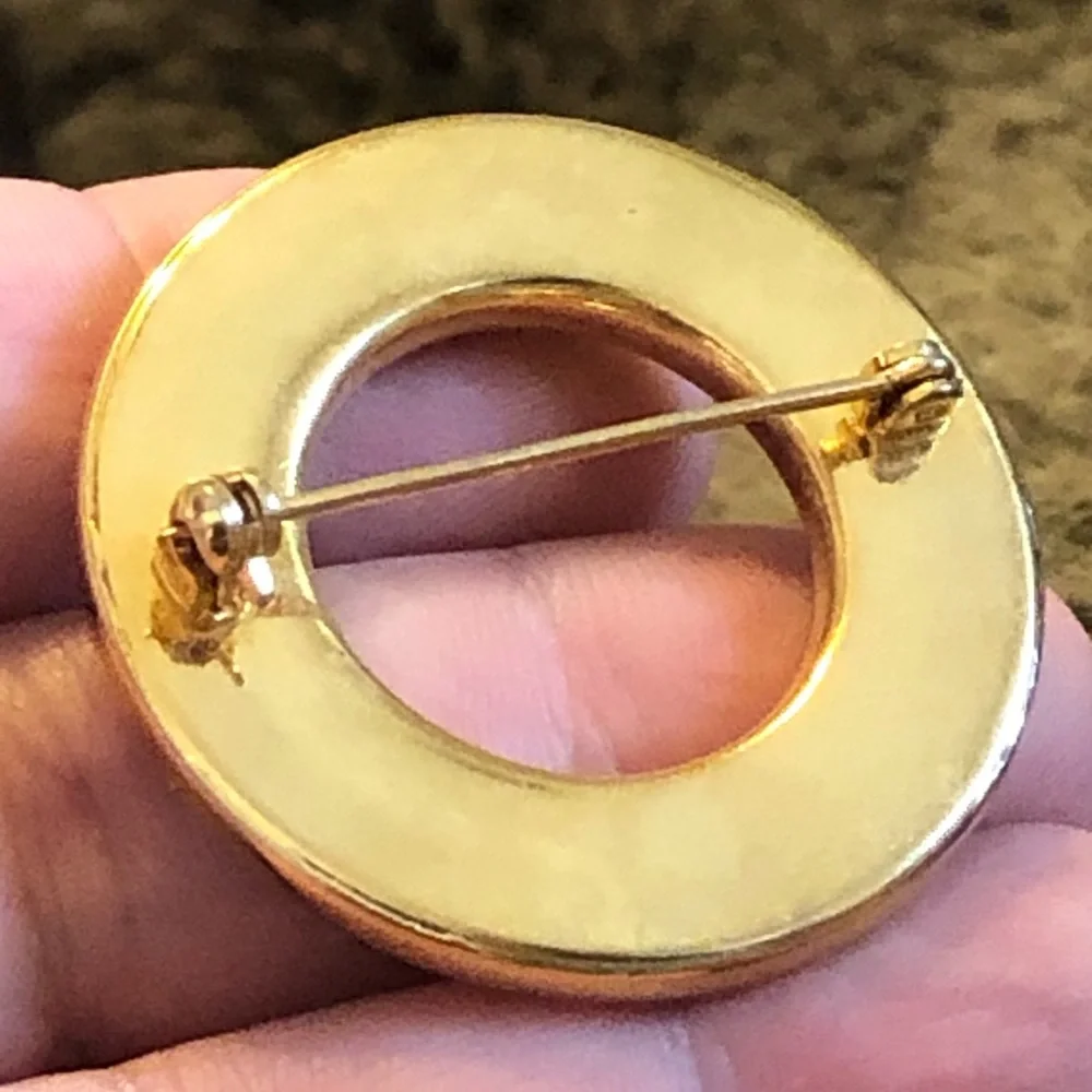 Vintage greenstone chip gold plated wreath brooch